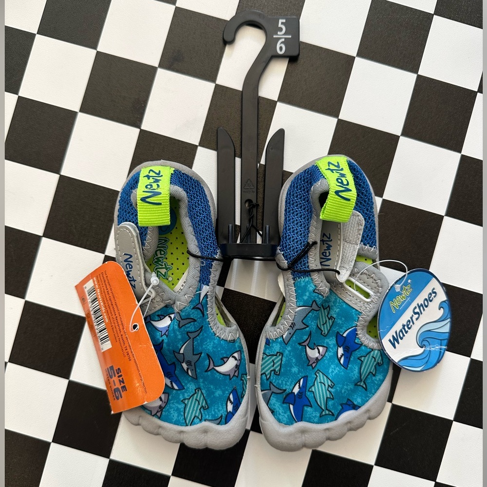 NWT NEWTZ UNISEX ADJUSTABLE SHARK DESIGN BABY TODDLER SHOES SIZE 5/6
